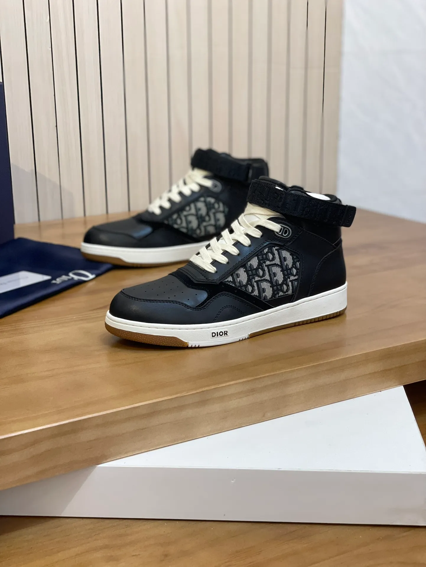 Men's shoes: 💰P460¥ Product trademark: Dior* "Dior*" high-top casual shoes Regular size: 38-44 (can be customized to 45.46) Product materials: Upper imported cowhide stitched with original fabric, breathable lining, original outsole. Number: 1006